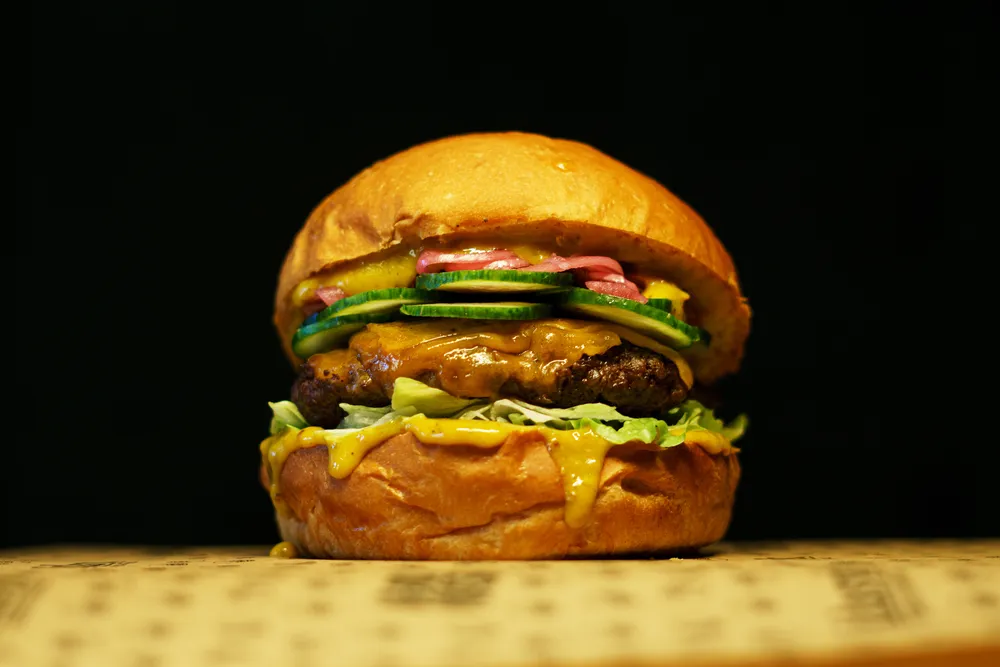 Burger Puchatek z sosem miodowo-musztardowym – Klasyk Grudziądz