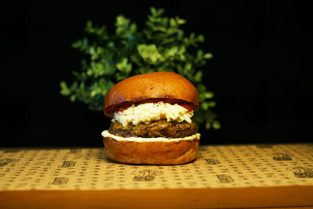 Burger Koleś z surówką Colesław – Klasyk Grudziądz