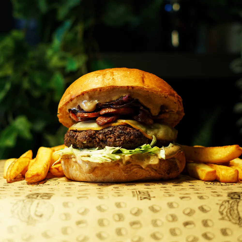 Burger Góral z wędzonym serem i kabanosem – Klasyk Grudziądz