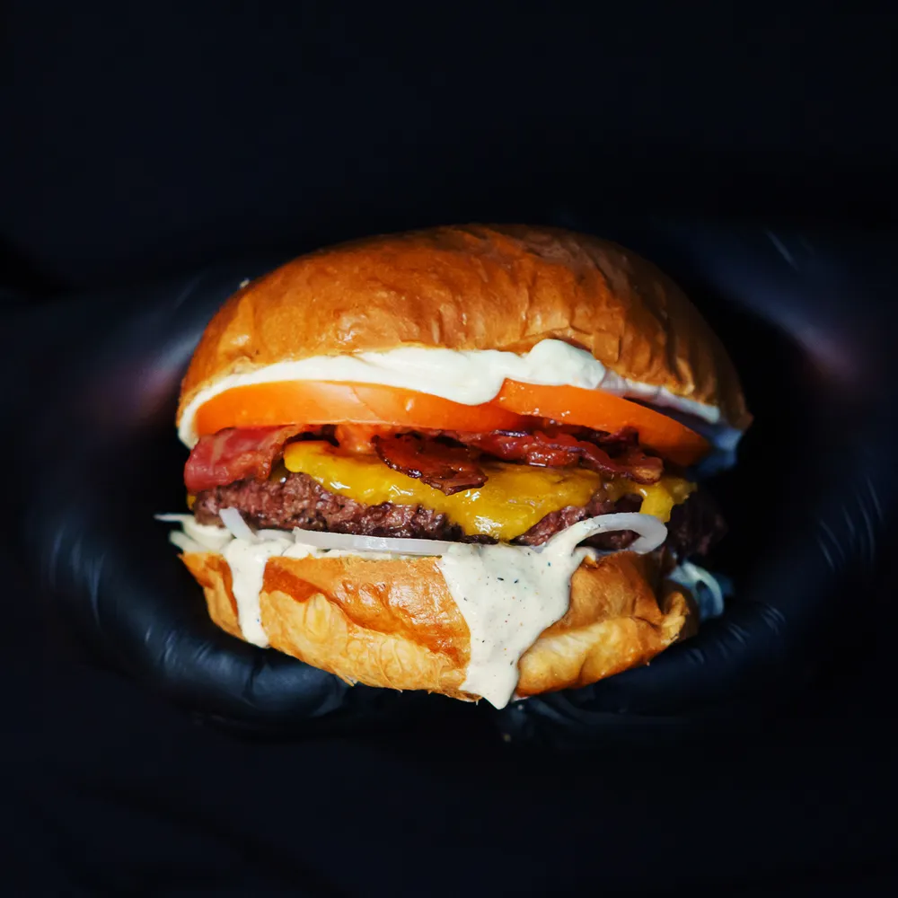 Burger Wiesław z bekonem i sosem chrzanowym – Klasyk Grudziądz