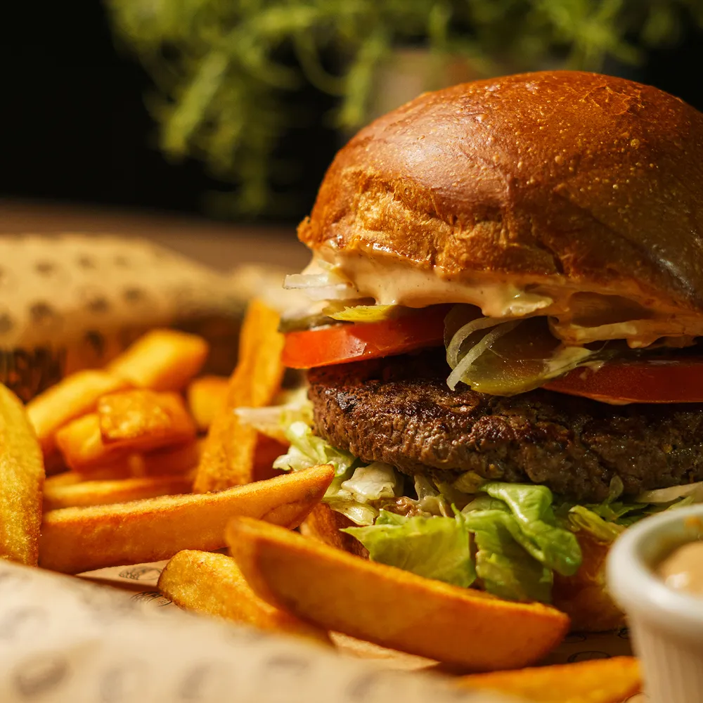 Burger Obojętnie z frytkami – Klasyk Grudziądz