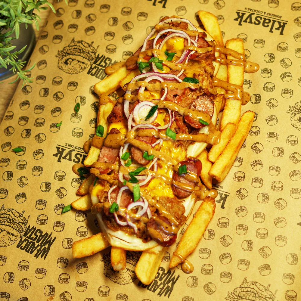 Frytki Cheez Juhas z wędzonym serem i kabanosem – Klasyk Grudziądz