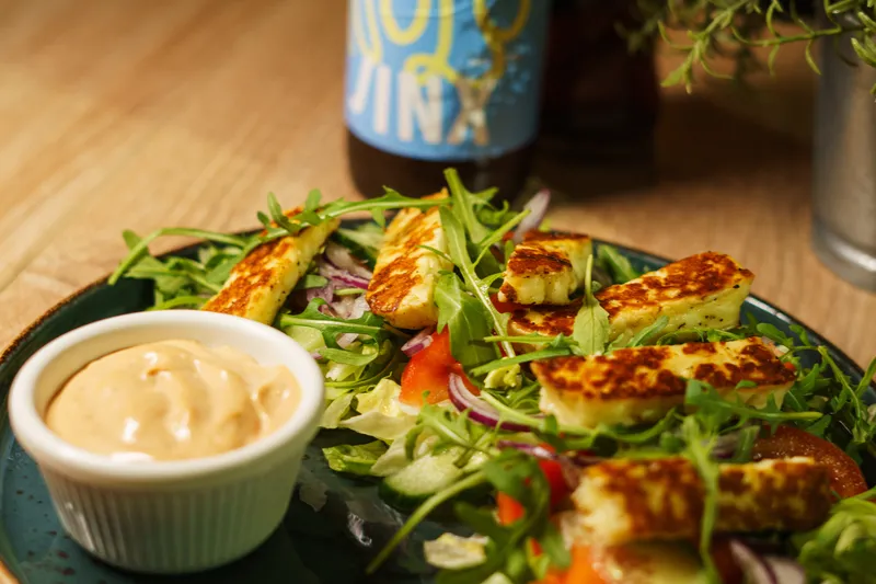Sałatka z grillowanym serem Halloumi – Klasyk Grudziądz